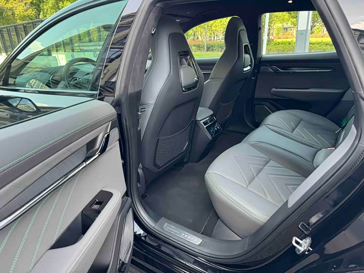 Фото 12 - Zeekr 001