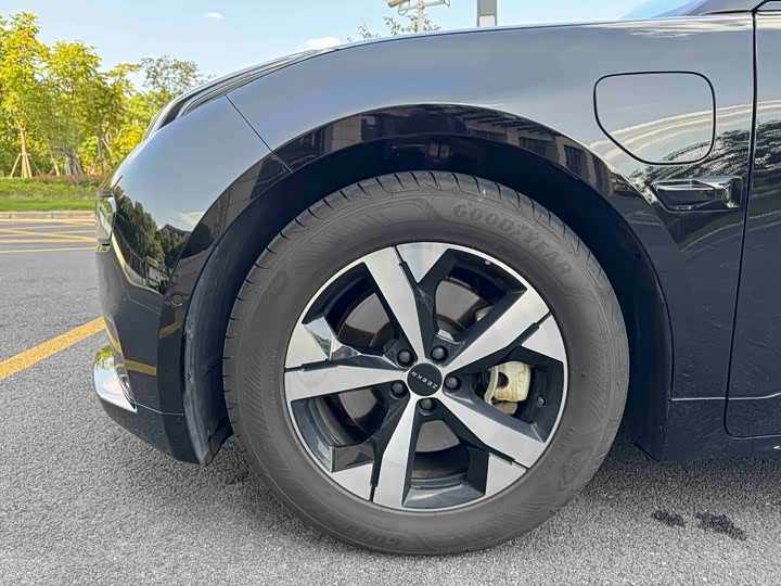 Фото 21 - Zeekr 001