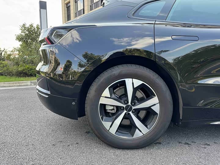 Фото 8 - Zeekr 001