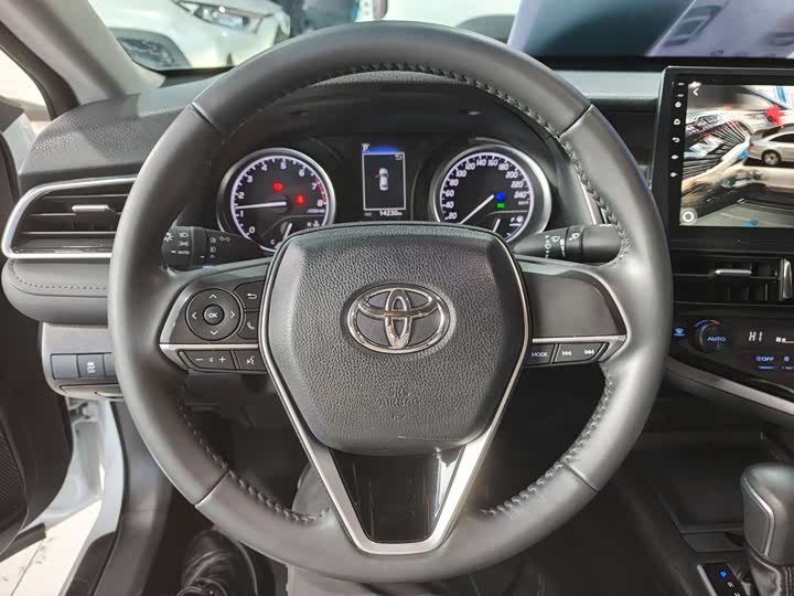 Фото 10 - Toyota Camry