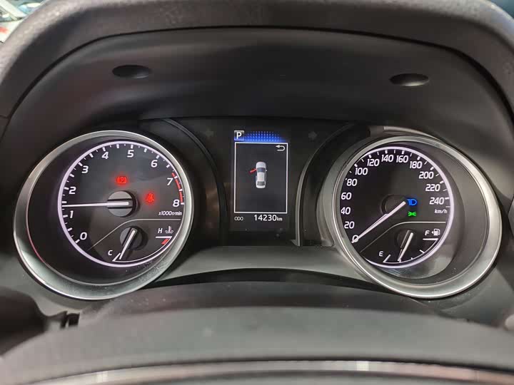 Фото 11 - Toyota Camry