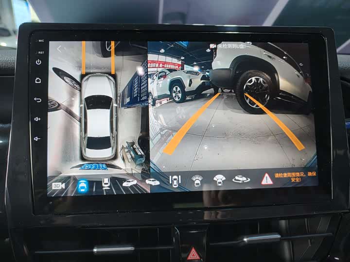 Фото 13 - Toyota Camry