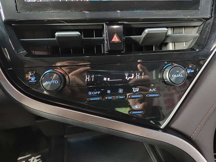 Фото 14 - Toyota Camry