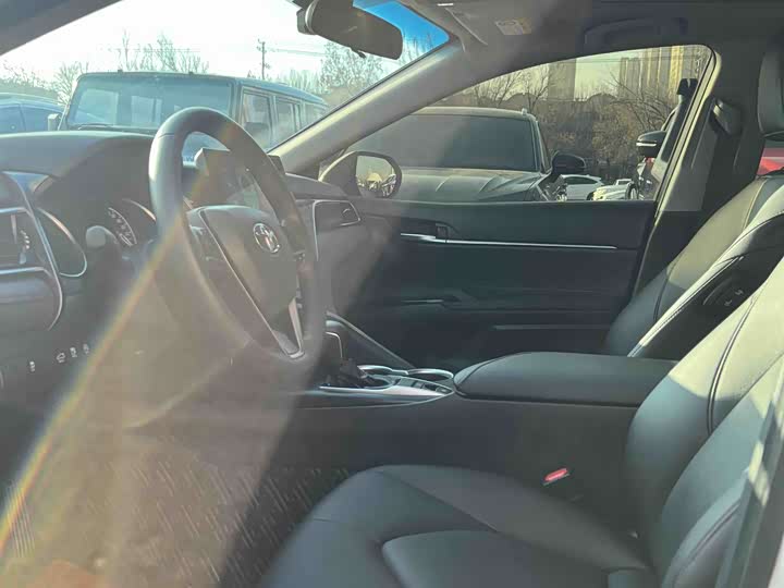 Фото 4 - Toyota Camry