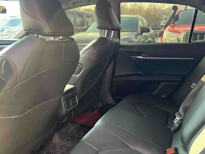 Фото 6 - Toyota Camry