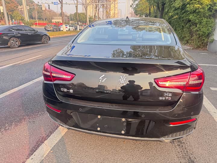 Фото 8 - Hongqi H5