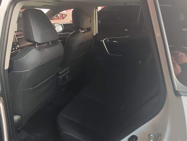 Фото 11 - Toyota RAV4