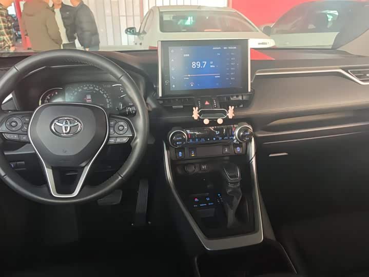 Фото 12 - Toyota RAV4