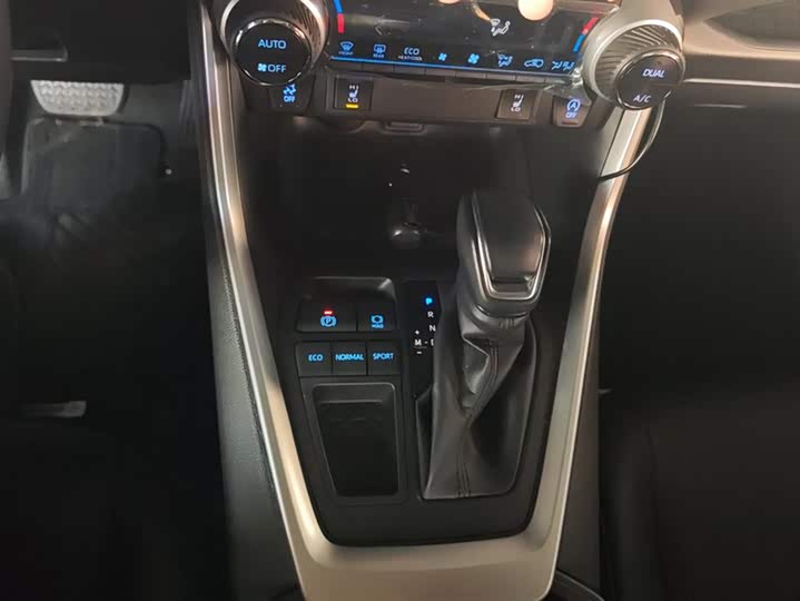 Фото 16 - Toyota RAV4