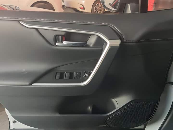 Фото 7 - Toyota RAV4