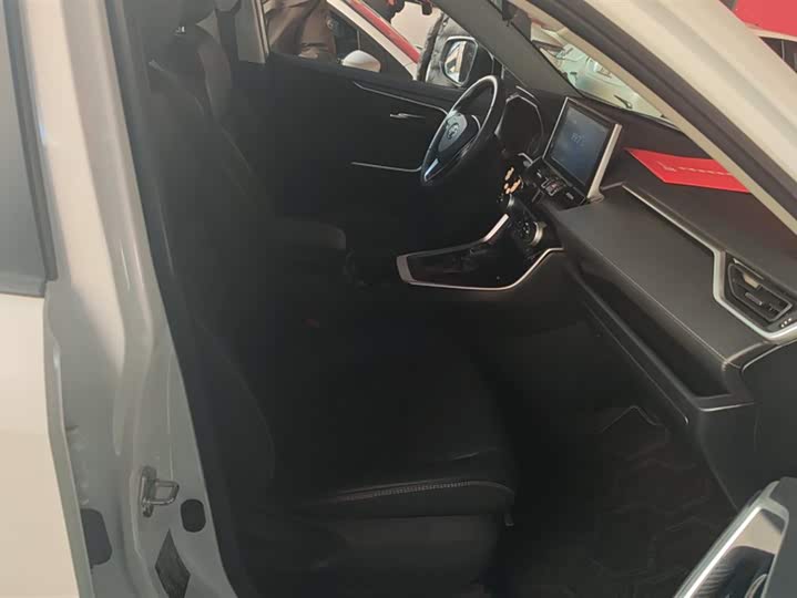 Фото 8 - Toyota RAV4