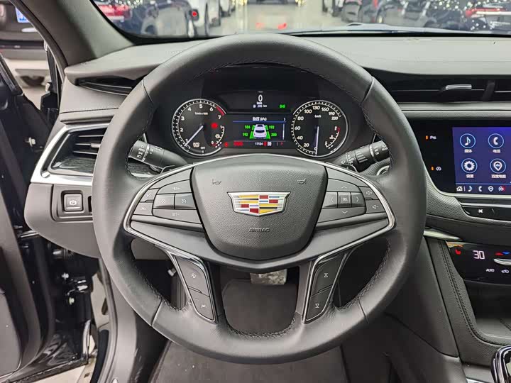 Фото 11 - Cadillac XT5