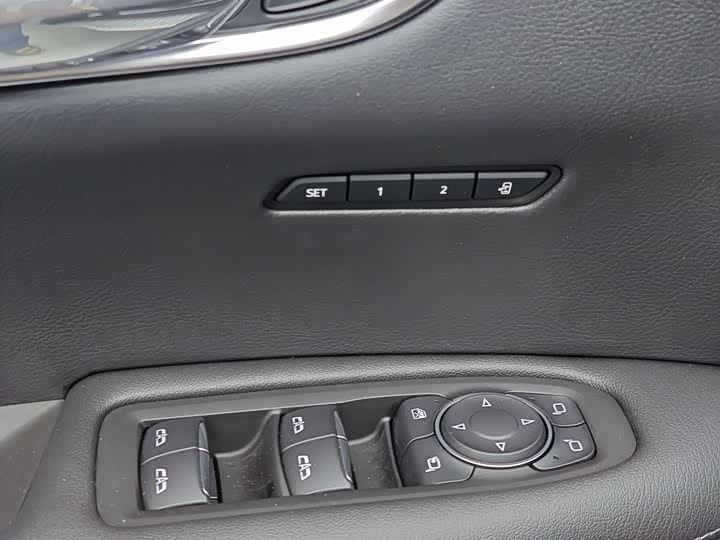 Фото 8 - Cadillac XT5