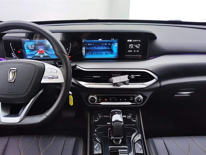 Фото 13 - Bestune T77