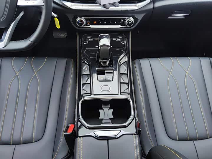 Фото 16 - Bestune T77