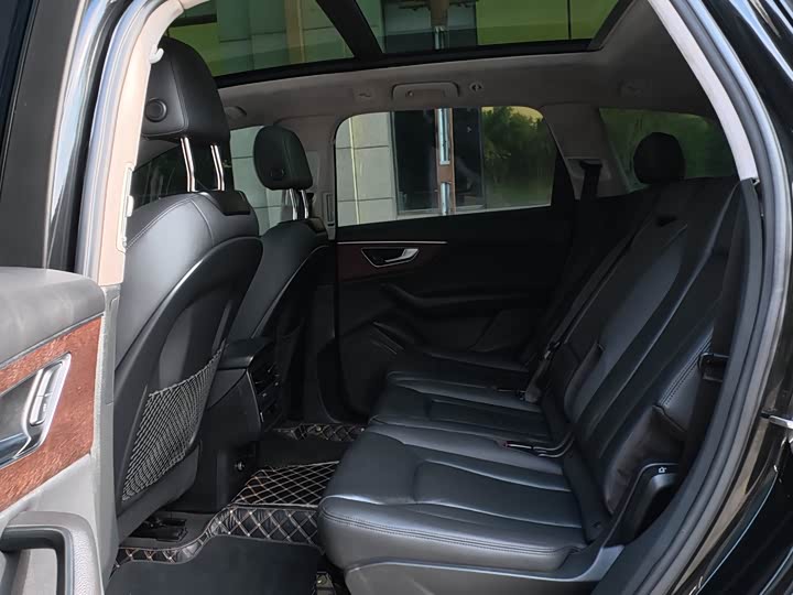 Фото 15 - Audi Q7