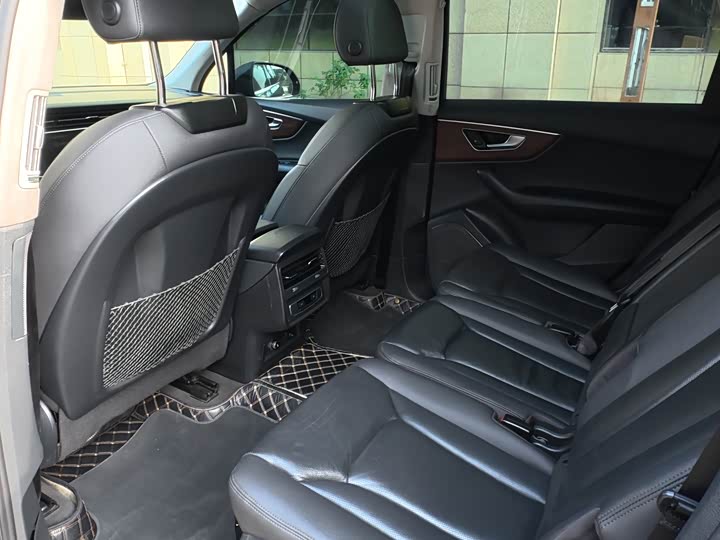 Фото 17 - Audi Q7