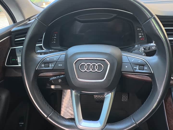 Фото 23 - Audi Q7
