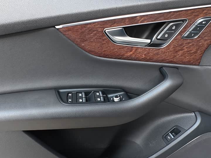 Фото 33 - Audi Q7