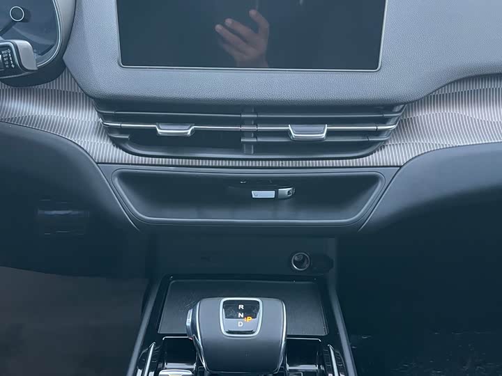 Фото 12 - Hongqi E-QM5