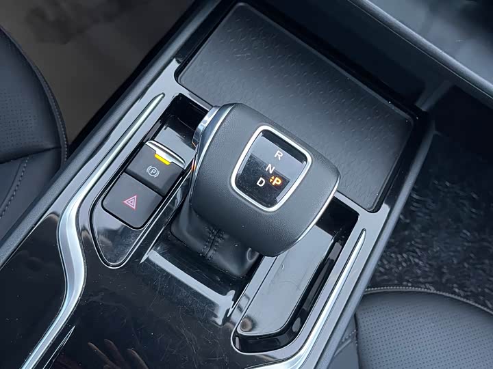 Фото 14 - Hongqi E-QM5