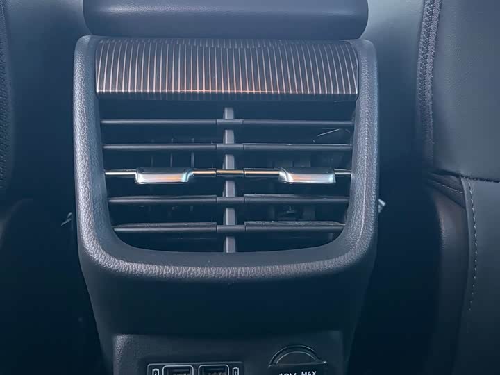 Фото 15 - Hongqi E-QM5