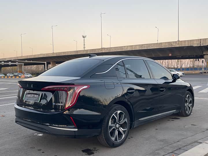 Фото 18 - Hongqi E-QM5