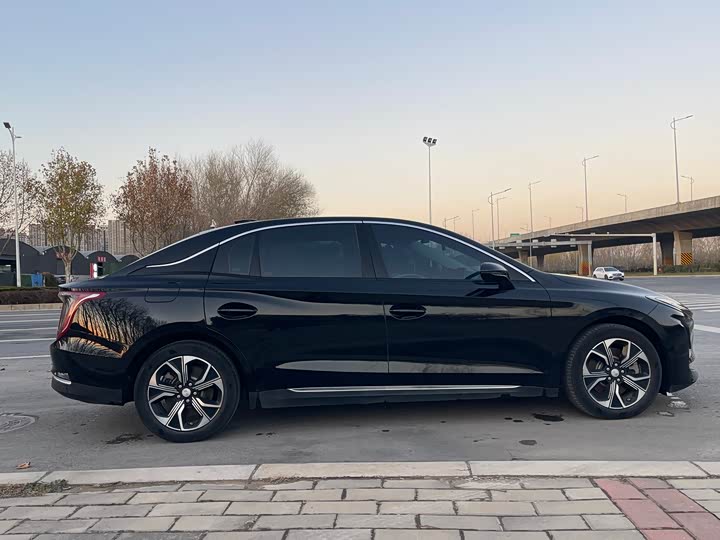 Фото 19 - Hongqi E-QM5