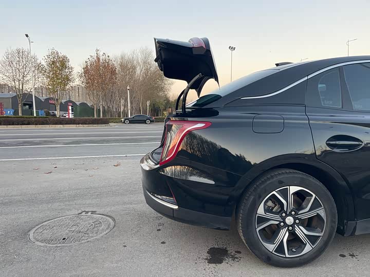 Фото 22 - Hongqi E-QM5