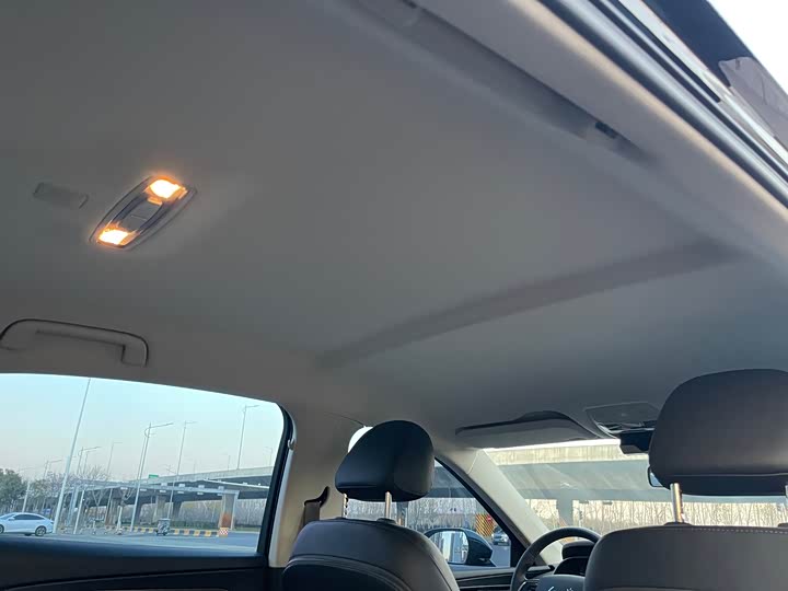 Фото 24 - Hongqi E-QM5