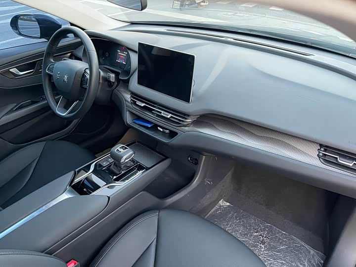 Фото 26 - Hongqi E-QM5