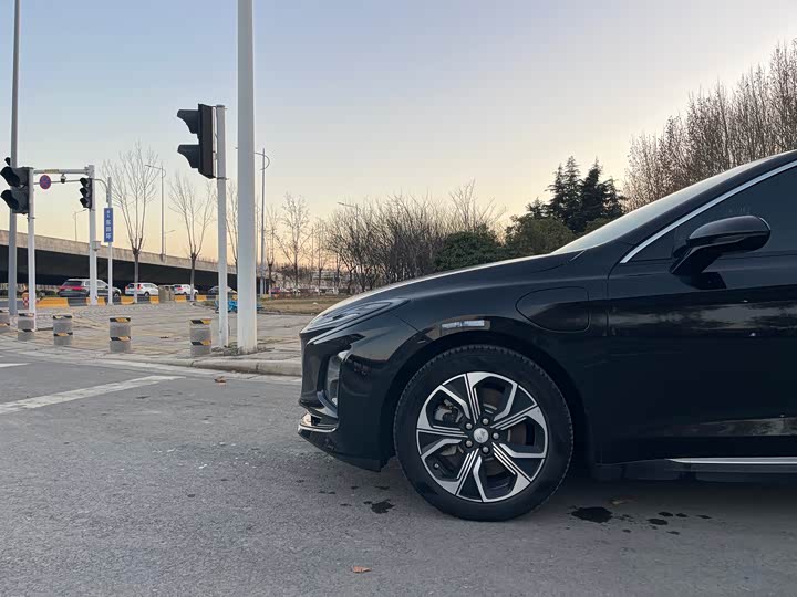 Фото 6 - Hongqi E-QM5