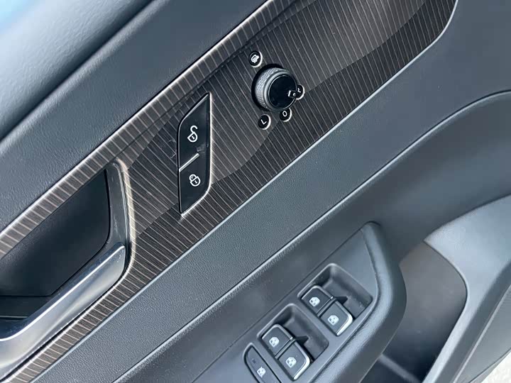 Фото 9 - Hongqi E-QM5