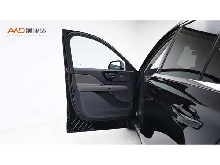 Фото 11 - Lincoln Aviator