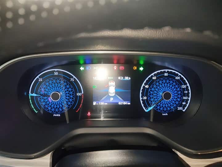 Фото 12 - Hongqi E-QM5