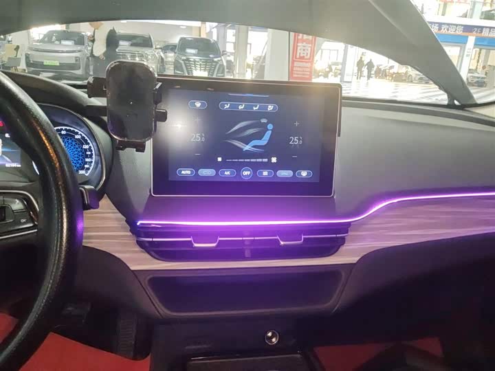 Фото 13 - Hongqi E-QM5