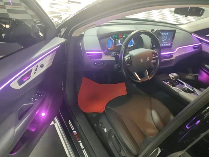 Фото 16 - Hongqi E-QM5