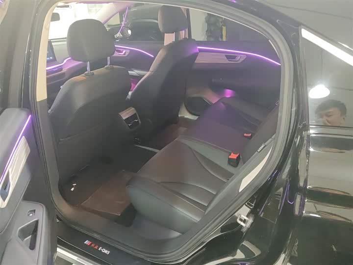 Фото 17 - Hongqi E-QM5