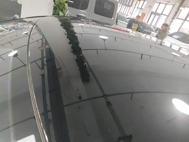 Фото 27 - Hongqi E-QM5