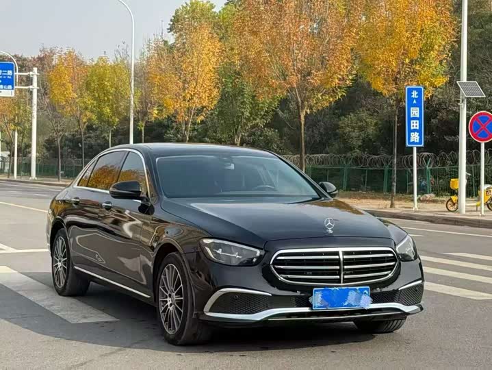 Фото 3 - Mercedes-Benz E-Class