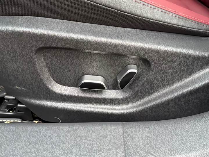 Фото 22 - Hongqi H5