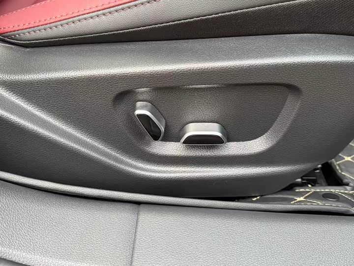 Фото 23 - Hongqi H5