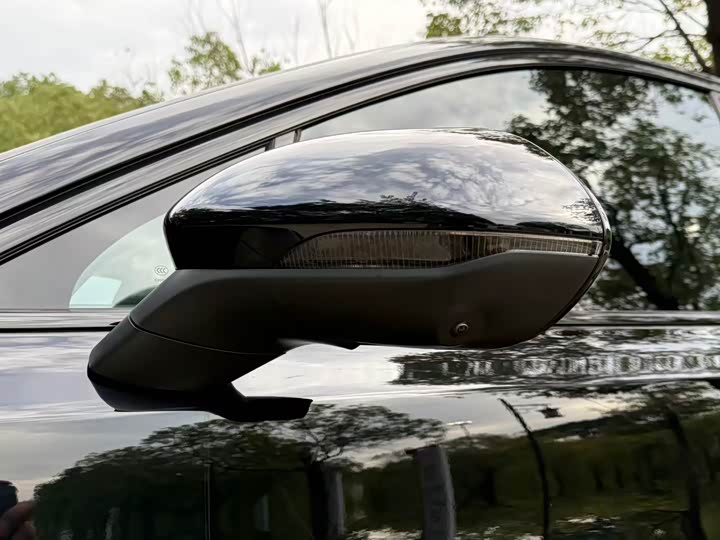 Фото 25 - Hongqi H5