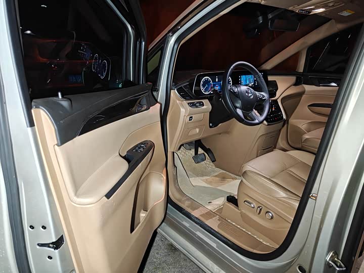 Фото 4 - Buick GL8 ES