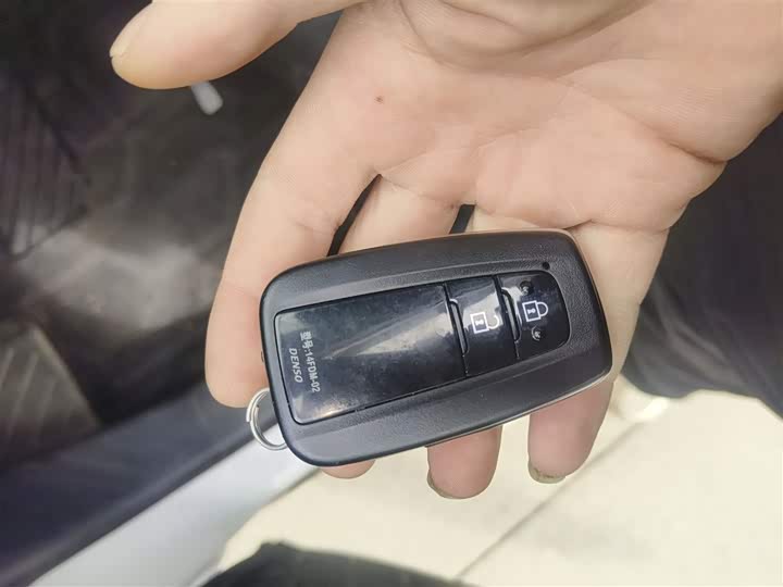 Фото 15 - Toyota RAV4