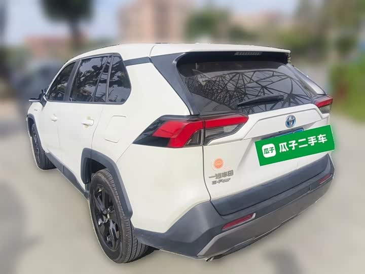 Фото 9 - Toyota RAV4