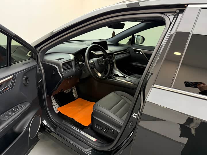 Фото 14 - Lexus RX