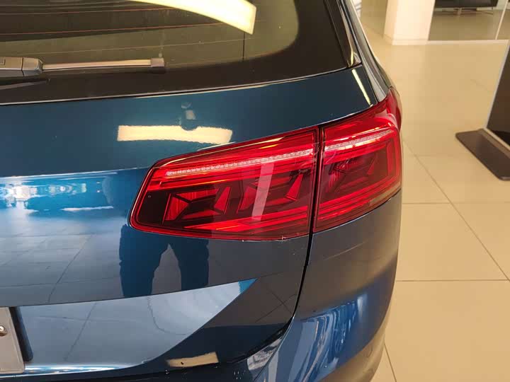 Фото 32 - Volkswagen Passat Variant