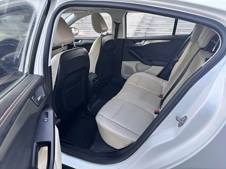 Фото 9 - Ford Focus