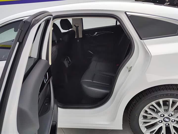 Фото 11 - Bestune B70